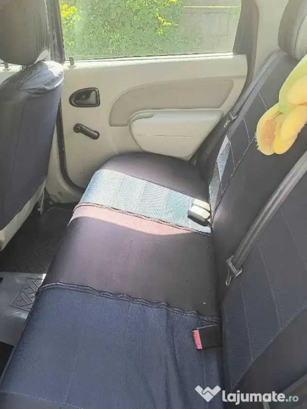 Dacia Logan ținută în garaj
