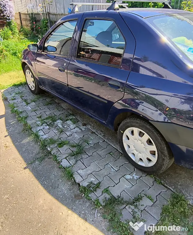 Dacia Logan ținută în garaj