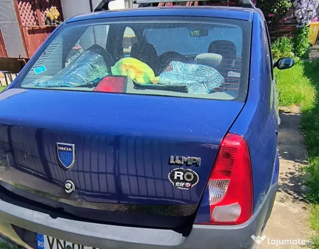 Dacia Logan ținută în garaj