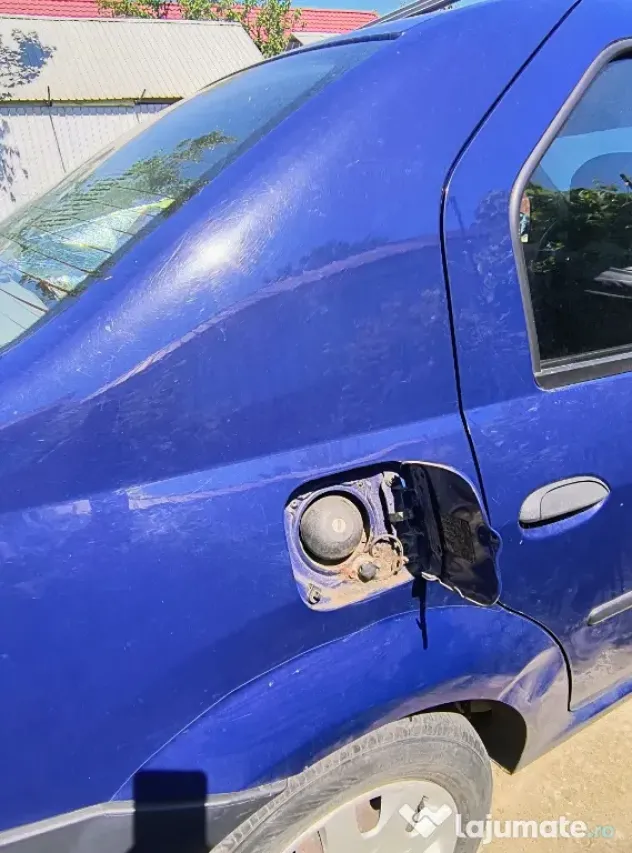 Dacia Logan ținută în garaj
