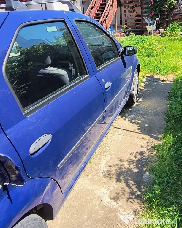 Dacia Logan ținută în garaj
