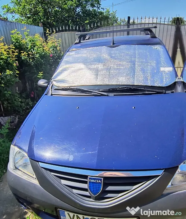 Dacia Logan ținută în garaj