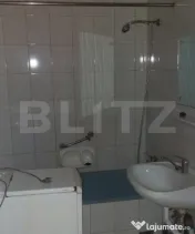 Garsonieră practică, mobilată și bine compartimentată 