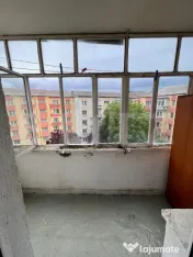 Garsonieră practică, mobilată și bine compartimentată 