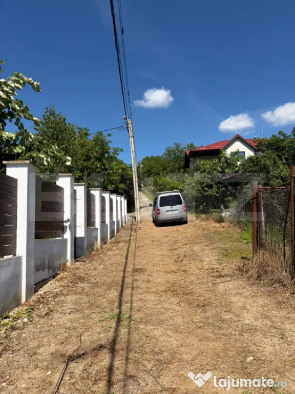 Teren intravilan, 1300 mp, zona Viile Dealului Mic