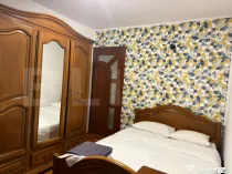 1 camera decomandată de inchiriat într-un apartament cu 4