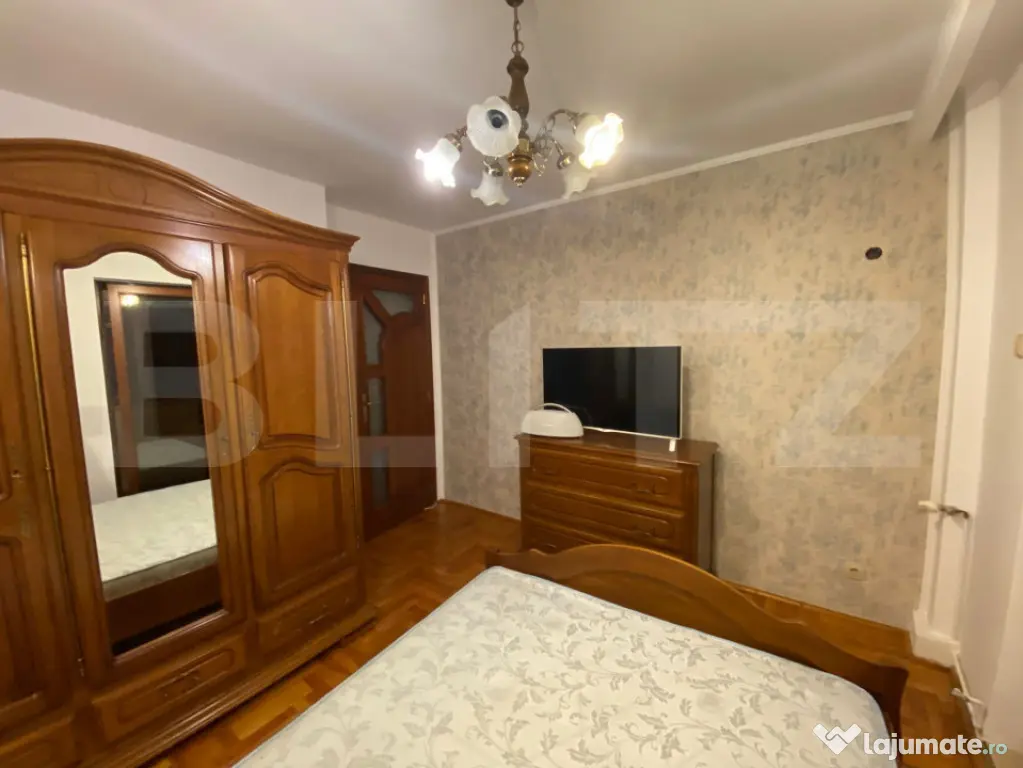 1 camera decomandată de inchiriat într-un apartament cu 4