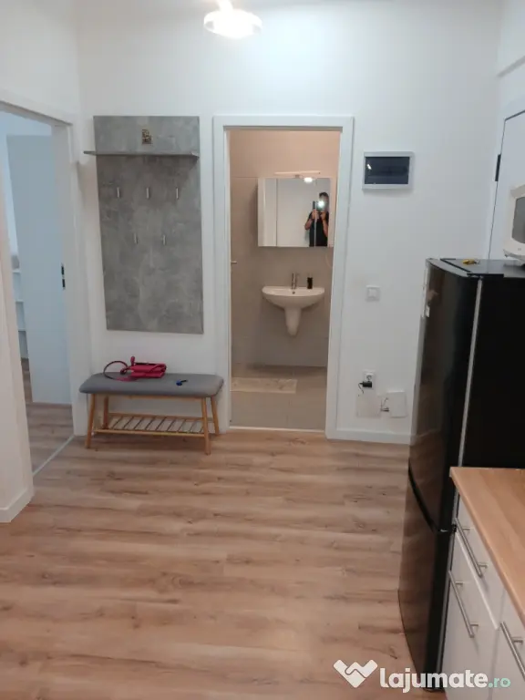 ofer spre închiriere apartament cu doua camere ( tip Studio)