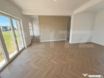 Apartament 3 camere, 2 bai, curte proprie, zona Panduri