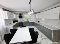 Apartament cu 5 camere de vânzare în zona Precista