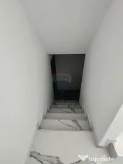 Apartament cu 5 camere de vânzare în zona Precista 