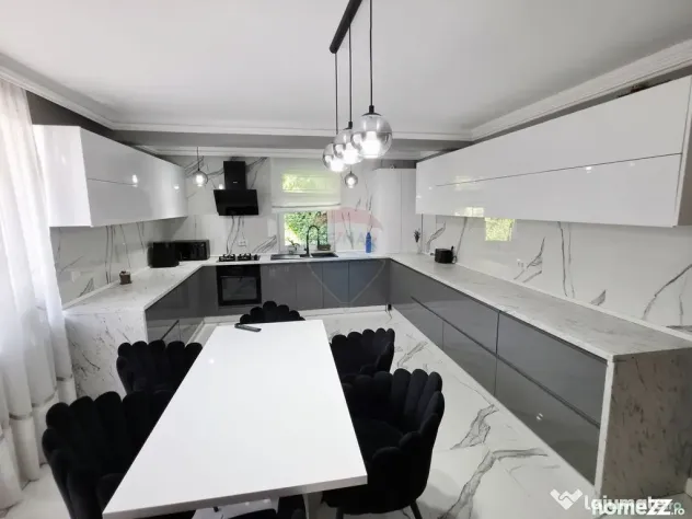 Apartament cu 5 camere de vânzare în zona Precista - Piatra-Neamt (Neamt)