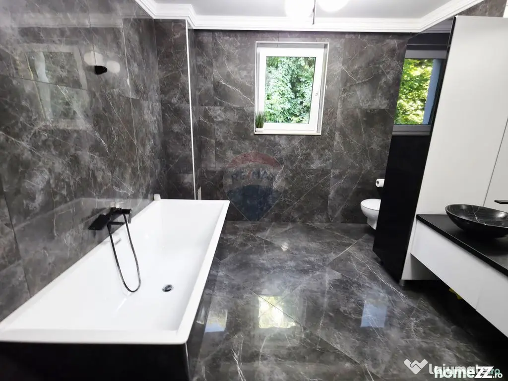 Apartament cu 5 camere de vânzare în zona Precista - Piatra-Neamt (Neamt)