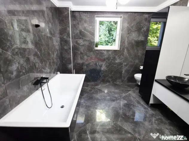 Apartament cu 5 camere de vânzare în zona Precista - Piatra-Neamt (Neamt)