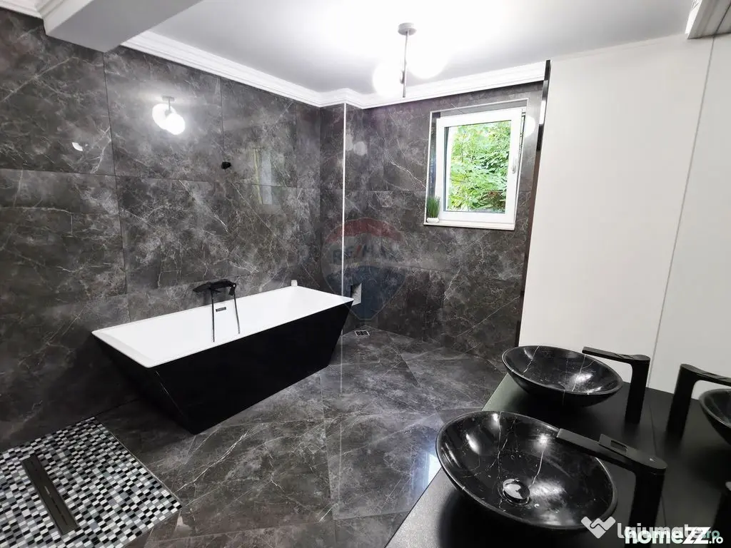 Apartament cu 5 camere de vânzare în zona Precista - Piatra-Neamt (Neamt)