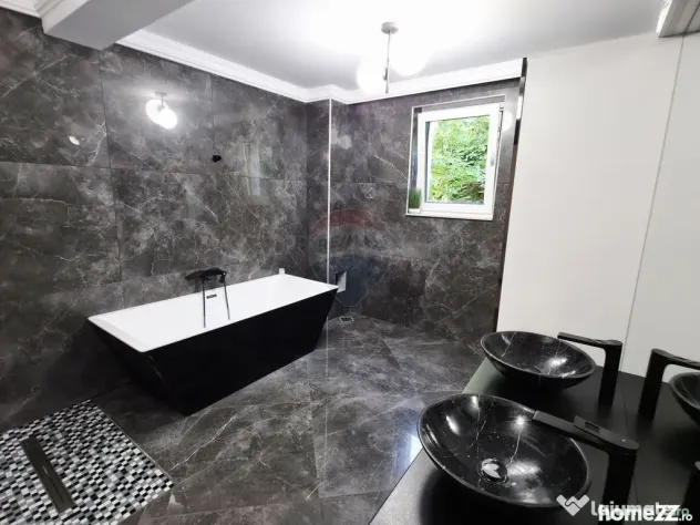 Apartament cu 5 camere de vânzare în zona Precista - Piatra-Neamt (Neamt)