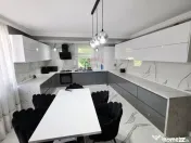 Apartament cu 5 camere de vânzare în zona Precista