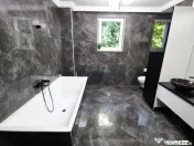 Apartament cu 5 camere de vânzare în zona Precista