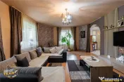 Vila ce incorporeaza anexe gospodaresti si cu potential turi 