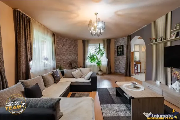 Vila ce incorporeaza anexe gospodaresti si cu potential turi