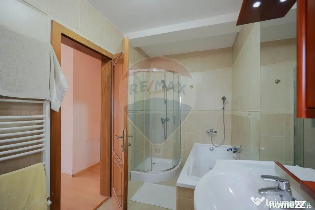 Casă / Vilă cu 5 camere de vânzare, în Sânmartin