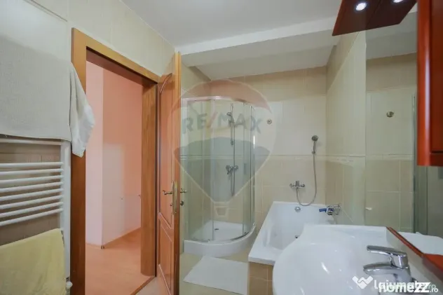 Casă / Vilă cu 5 camere de vânzare, în Sânmartin