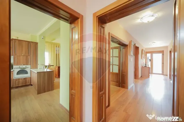Casă / Vilă cu 5 camere de vânzare, în Sânmartin