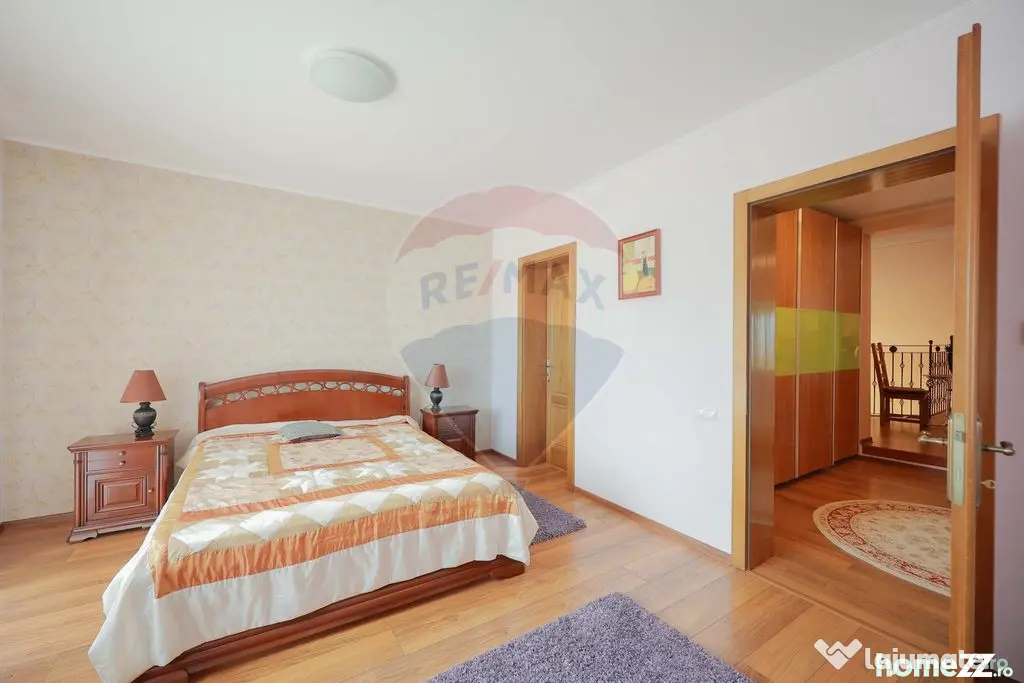 Casă / Vilă cu 5 camere de vânzare, în Sânmartin