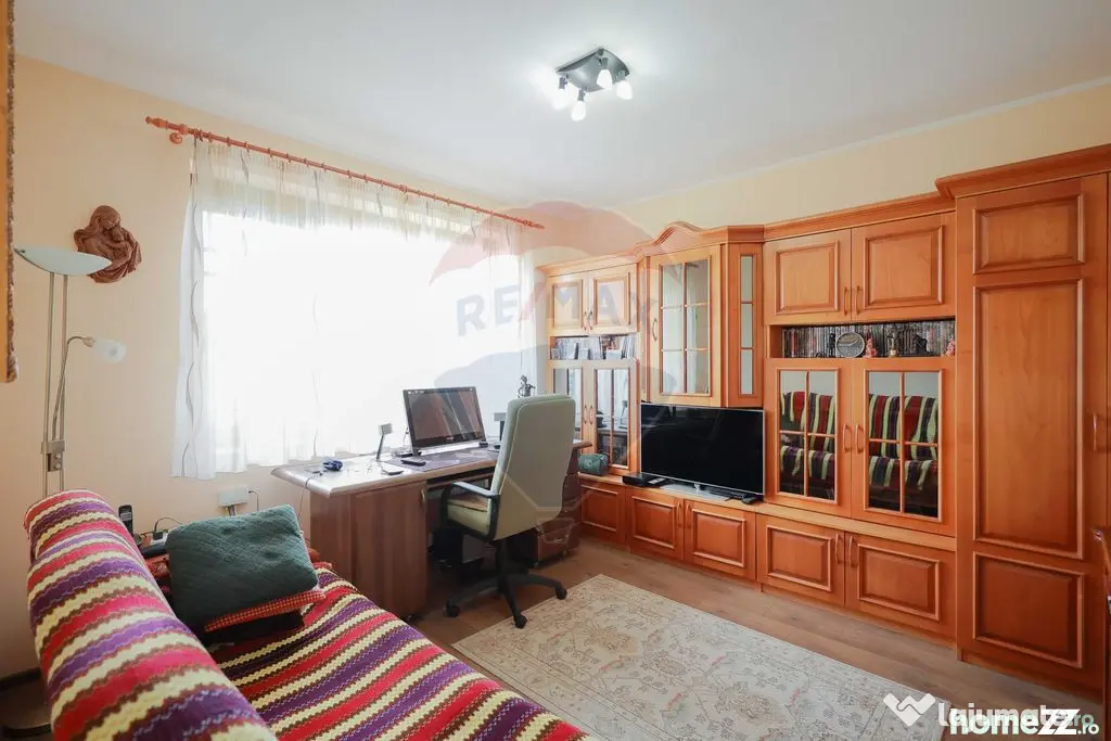 Casă / Vilă cu 5 camere de vânzare, în Sânmartin