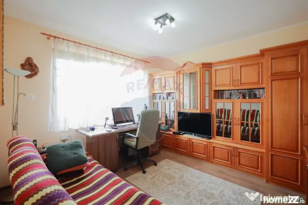 Casă / Vilă cu 5 camere de vânzare, în Sânmartin