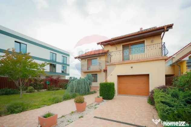 Casă / Vilă cu 5 camere de vânzare, în Sânmartin