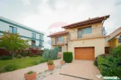 Casă / Vilă cu 5 camere de vânzare, în Sânmartin 