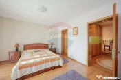 Casă / Vilă cu 5 camere de vânzare, în Sânmartin