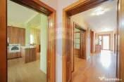 Casă / Vilă cu 5 camere de vânzare, în Sânmartin 