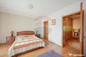 Casă / Vilă cu 5 camere de vânzare, în Sânmartin 