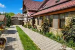 Conac modern cu saună, ciubăr și seră, 1.500 mp grădin?
