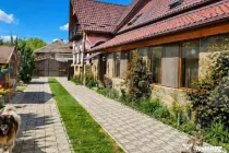 Conac modern cu saună, ciubăr și seră, 1.500 mp grădin?