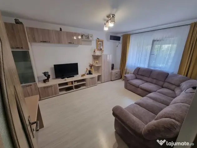 Apartament 3 camere zona Poarta 6