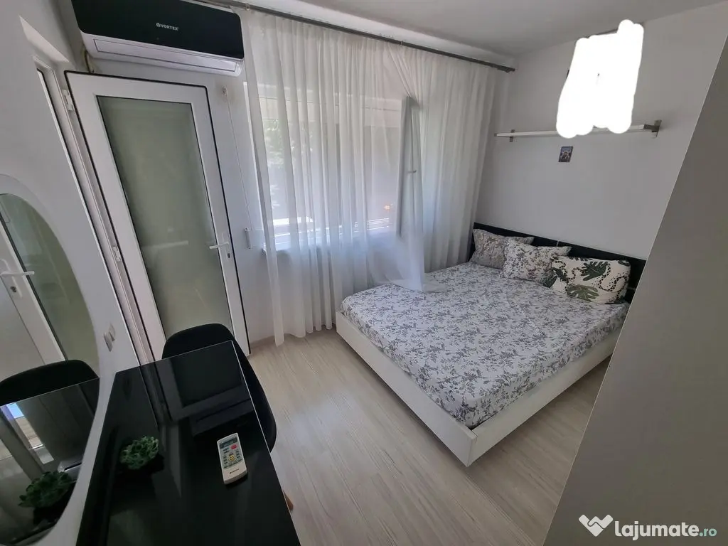 Apartament 3 camere zona Poarta 6