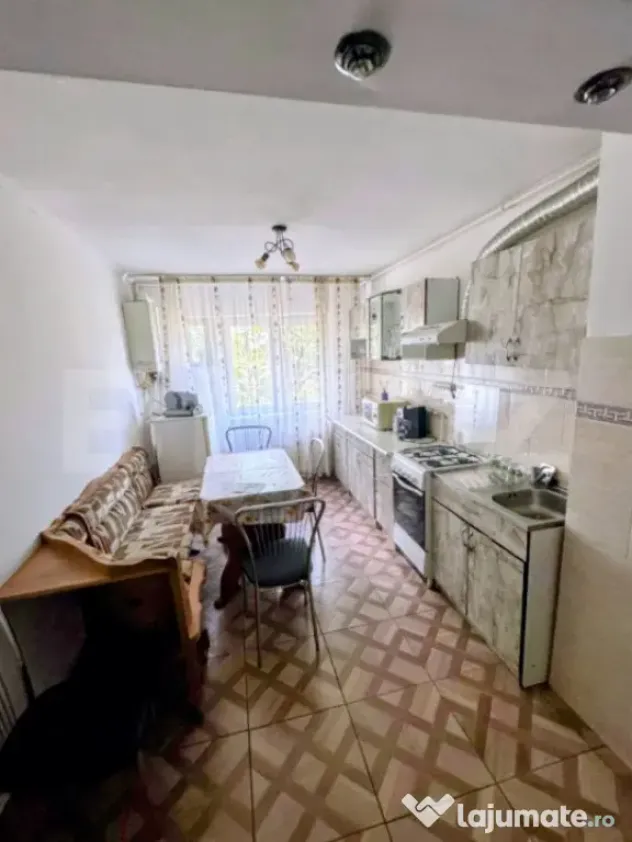 Apartament - 3 camere - etaj intermediar, zona Lama