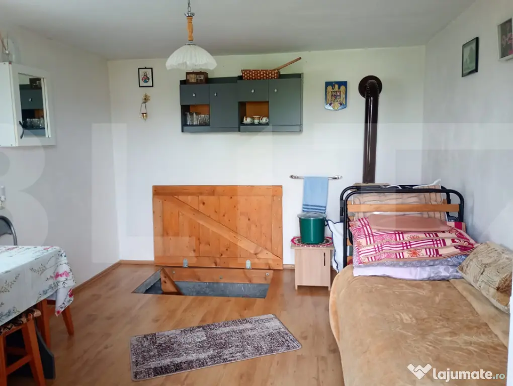 Casă familială cu curte și grădină, sat Mărcus, com. D