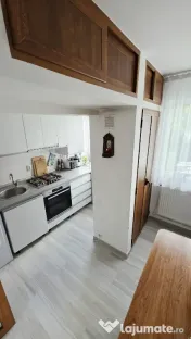 Vând apartament 3 camere semidecomandat în Curtea de Arges central