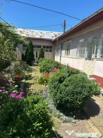 Casa cu garaj si teren + anexe, 100 mp, zona Produlești