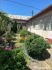 Vand casa cu garaj si teren + anexe