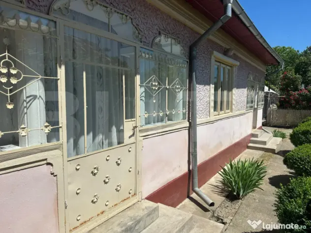 Vand casa cu garaj si teren + anexe