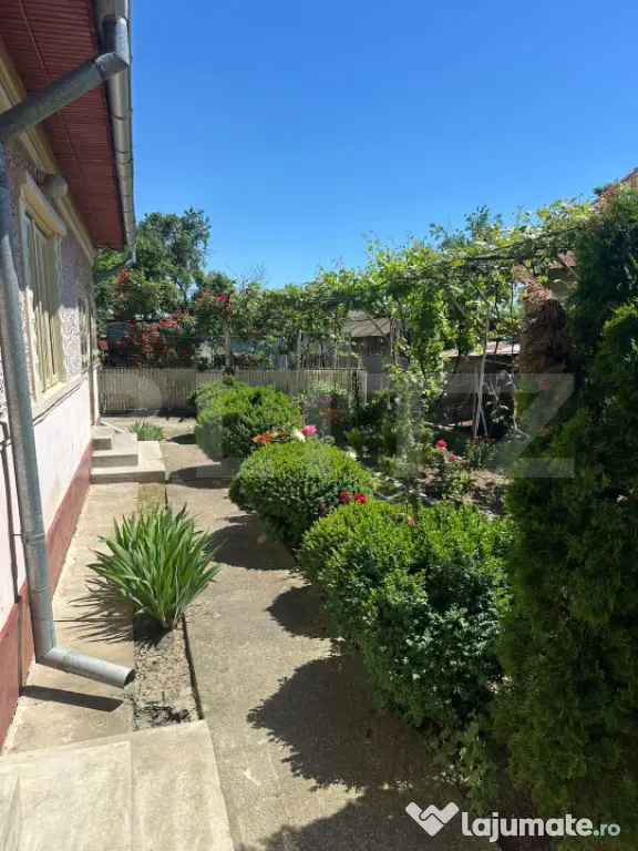 Vand casa cu garaj si teren + anexe