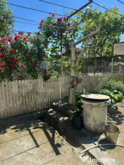 Vand casa cu garaj si teren + anexe