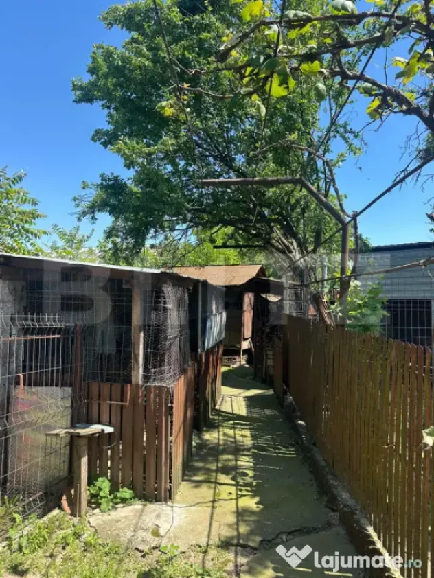 Vand casa cu garaj si teren + anexe