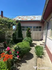 Vand casa cu garaj si teren + anexe