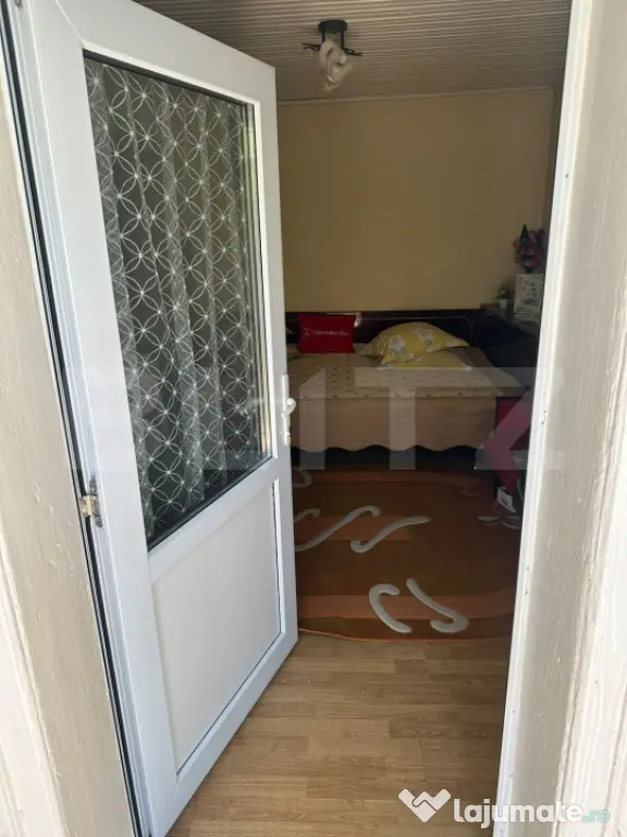 Vand casa cu garaj si teren + anexe